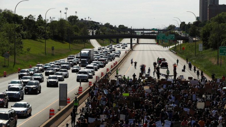 لحظات مرعبة عاشها المتظاهرون وسط مينيابوليس