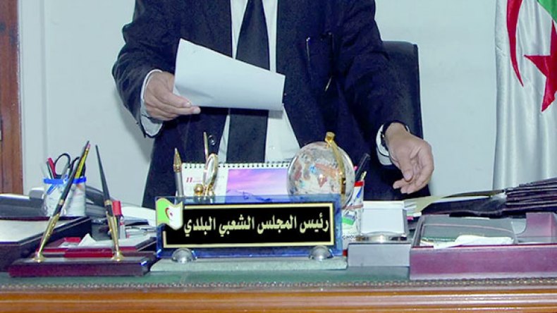 “مير” بالبويرة متهم بضرب مواطن وتخريب محل تجاري