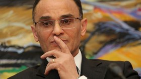 صحافي مصري مرتدّ يستثمر في شارلي ويهاجم مسلمي إيطاليا