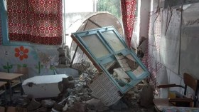 سقوط كتلة حديدية من شاحنة يحطم حجرة مدرسة ابتدائية بميلة