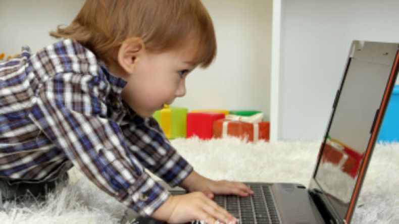 دراسة أمريكية: التلفزيون والكمبيوتر يشكلان خطورة بالغة على الصغار