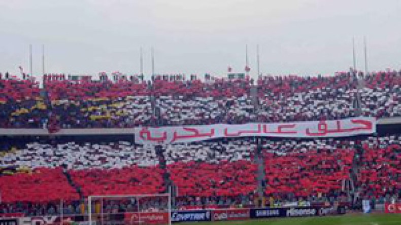 فيديو لجماهير الأهلي ترفع العلم الجزائري اعتزازا بالمصالحة بين الشعبين