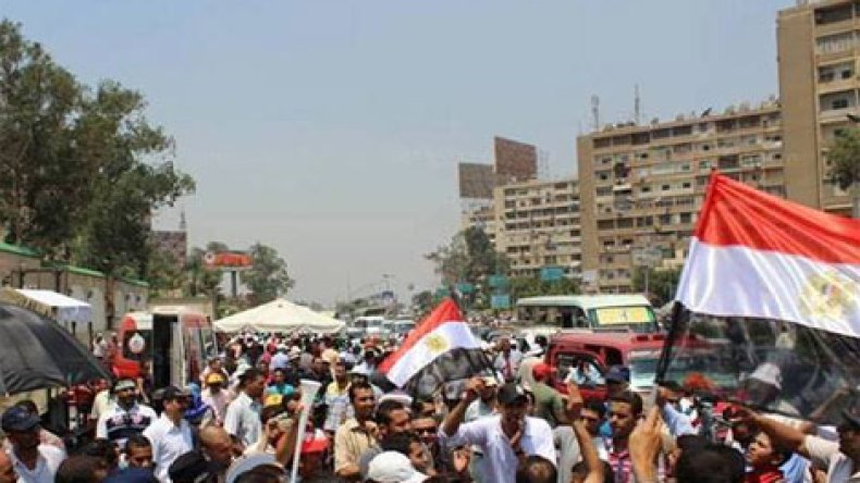 مسيرة لأنصار مرسي تعود إلى ميدان “رابعة” بعد منعها من الوصول لوزارة الدفاع