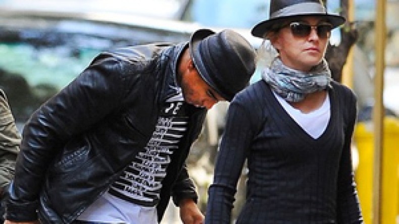 مادونا تصطحب صديقها الجزائري لدروس طائفتها اليهودية