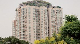 السلطات الصينية تحرم رجلاً من فيلا صخرية أبدعها فوق بناية من 26 طابقاً