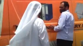 الإمارات: اعتقال موظف حكومي اعتدى على سائق آسيوي