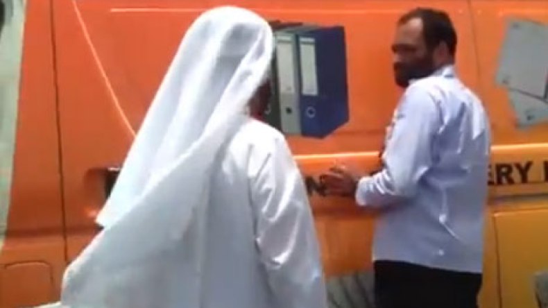 الإمارات: اعتقال موظف حكومي اعتدى على سائق آسيوي
