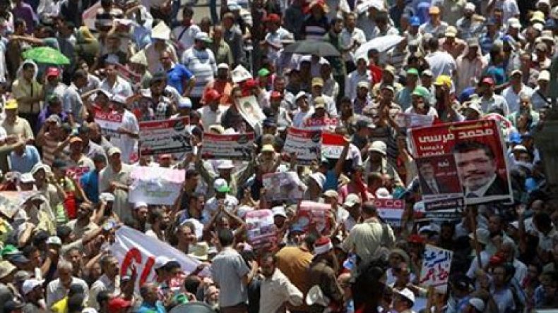مؤيدو مرسي يحتشدون في مصر ولا بوادر على تقديم تنازلات