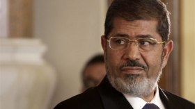 صحيفة: مرسي طلب الإفراج عنه مقابل دعوة أنصاره لوقف الإعتصامات