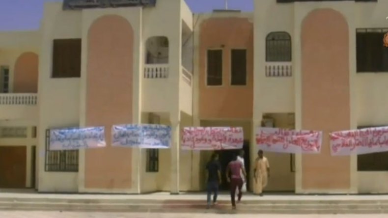 سكان المنيعة بغرداية يخرجون إلى الشارع للمطالبة بتنحيته