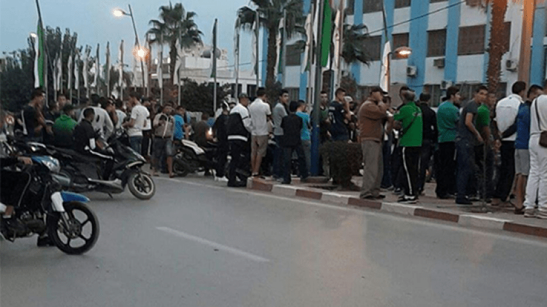 أنصار الموب يطالبون بإطلاق سراح المعتقلين ويهددون بالتصعيد