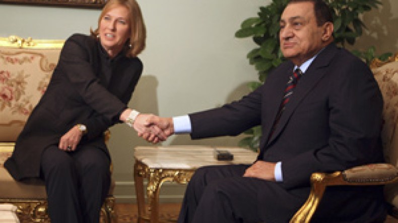 مبارك لأولمرت وليفني “يجب أن لا تخرج حماس منتصرة من هذه الحرب”