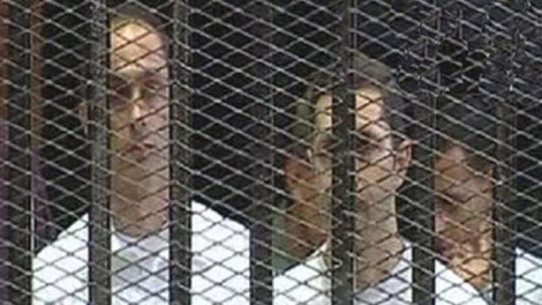 علاء وجمال يشاركان والدهما قسوة أولى ليالي المؤبد