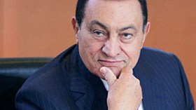 مصر تنقل مبارك إلى مستشفى عسكري وتضعه تحت الحراسة