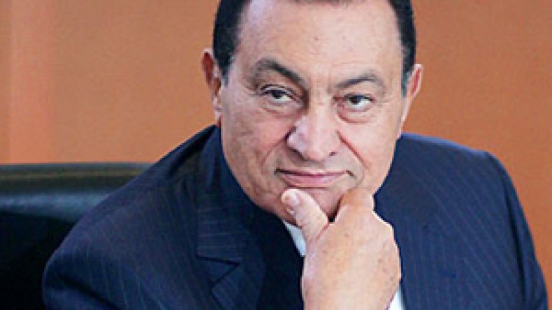 مصر تنقل مبارك إلى مستشفى عسكري وتضعه تحت الحراسة