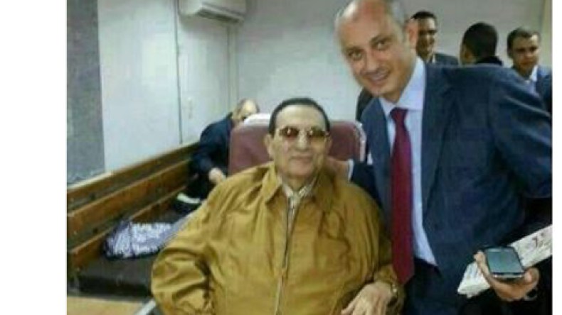 تسريب صورة لمسؤولين في الحكومة المصرية مع مبارك في المستشفى