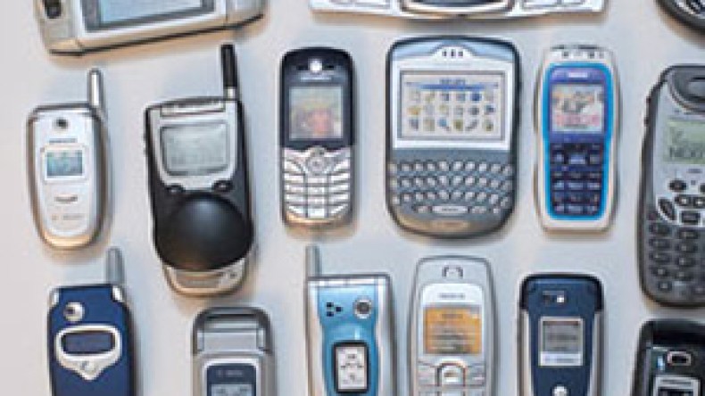 ضبط 455 هاتف نقال بقيمة تتجاوز 300 مليون بحوزة مضيف طائرة