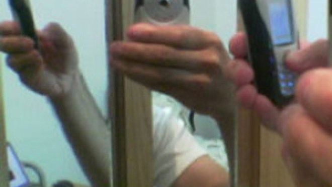 لقطات فيديو ساخرة تعري الواقع وتتهكم على المسؤولين عبر الهواتف المحمولة