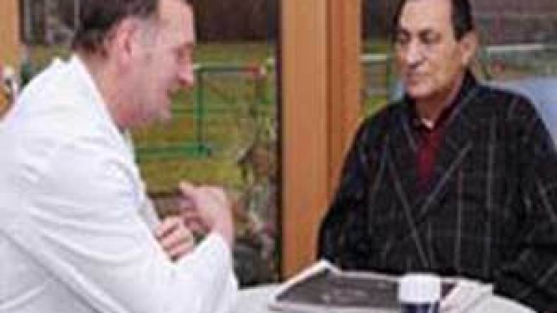 طبيب مبارك الألماني تلقى تهديدا بالذبح لمنعه من علاجه !