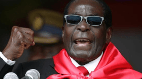 الرئيس موغابي “يحتوي الأزمة”.. ويرسل 550 ألف دولار للاعبين في الغابون