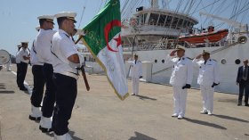 قائد القوات البحرية يشرف على تفتيش السفينة الشراعية المدرسة “الملاح”