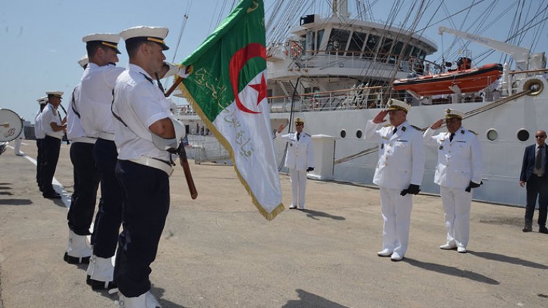 قائد القوات البحرية يشرف على تفتيش السفينة الشراعية المدرسة “الملاح”