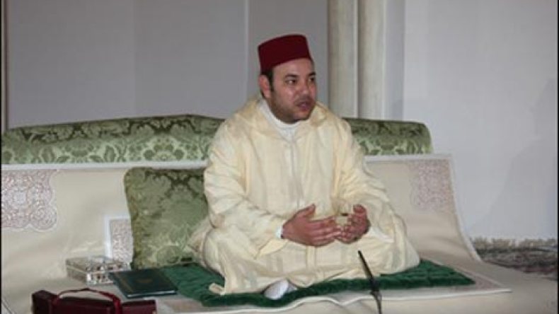 شاب يحاول الهجوم على ملك المغرب داخل المسجد