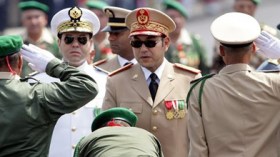 صحفي مغربي يتجرأ ويدعو إلى منع تقبيل يد الملك