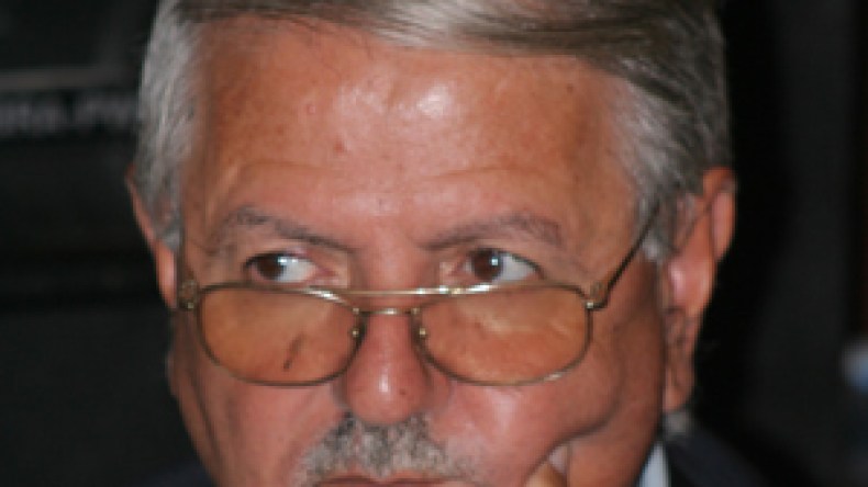 “بلخادم ينتهج سياسة النعامة ويلهث وراء رئاسيات 2014”