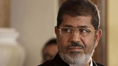 Égypte: Morsi défie la justice lors de son procès