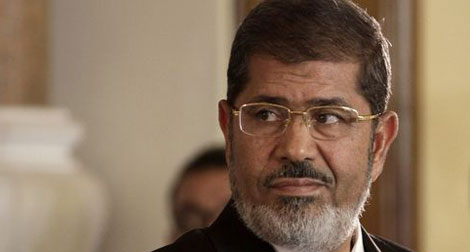 Égypte: Morsi défie la justice lors de son procès