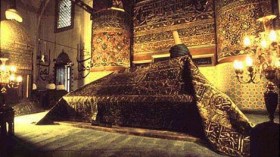 سفهاؤهم يستهزئون ويتطاولون وعلماؤهم يشهدون بالحقّ ويُنصفون