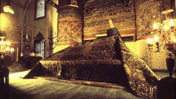 سفهاؤهم يستهزئون ويتطاولون وعلماؤهم يشهدون بالحقّ ويُنصفون