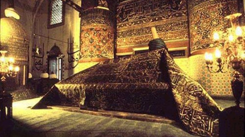 سفهاؤهم يستهزئون ويتطاولون وعلماؤهم يشهدون بالحقّ ويُنصفون