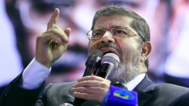 Des journaux égyptiens fustigent la “dictature” de Morsi et la Constitution