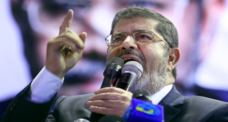 Des journaux égyptiens fustigent la “dictature” de Morsi et la Constitution