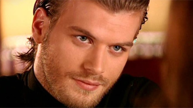 مهند الذي سحر قلوب المراهقات لا يحب النساء