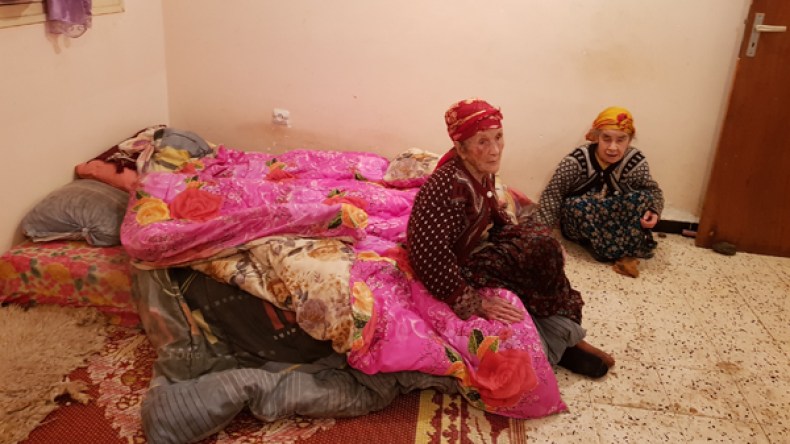 معوقتان بتيزي غنيف تناشدان ذوي القلوب الرحيمة