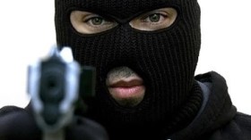 شرطي ملثم يطلق النار على رعايا مصريين لغرض سرقة محلاتهم