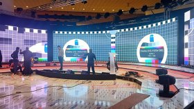 صور تظهر قرب انتهاء التحضيرات للأستوديو الخاص بالمناظرة التلفزيونية