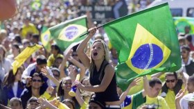 برازيليات يتظاهرن عاريات تحديا لقانون حظر التعري في المونديال