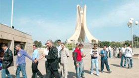 عمال‮ ‬رياض‮ ‬الفتح‮ ‬يحتجون‮ ‬للمطالبة‮ ‬برحيل‮ ‬المدير