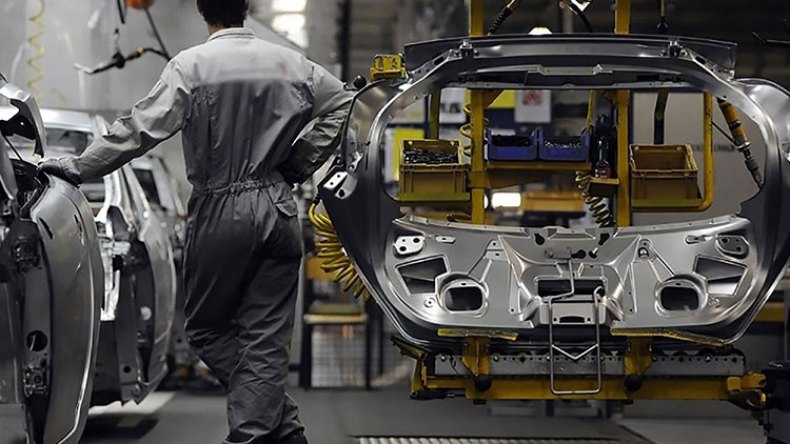 التحقيق في تهريب مئات السيارات من مصانع التركيب