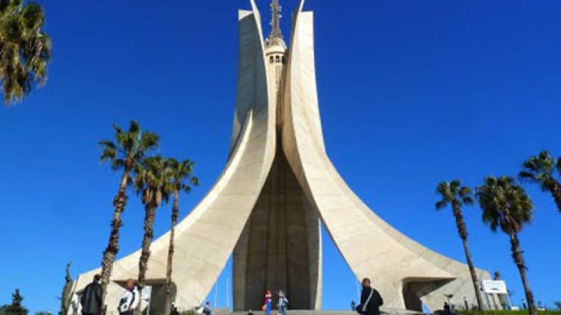 محلات مغلقة.. نفايات متراكمة وظلام دامس بمقام الشهيد