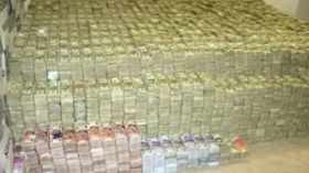 القذافي‭ ‬يحتفظ‭ ‬بمستودع‭ ‬ضخم‭ ‬من‭ ‬العملة‭ ‬الصعبة‭ ‬بسرت