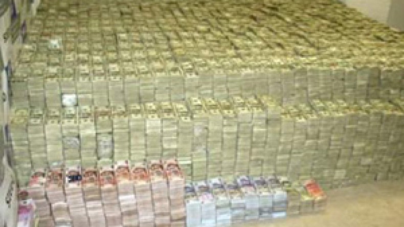 القذافي‭ ‬يحتفظ‭ ‬بمستودع‭ ‬ضخم‭ ‬من‭ ‬العملة‭ ‬الصعبة‭ ‬بسرت