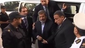 محمد‮ ‬مرسي‮ ‬أثار‮ ‬الانقلابيين‮ ‬عندما‮ ‬أغلق‮ ‬زرّ‮ ‬سترته