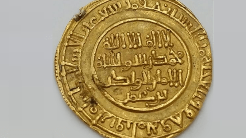 العثور على ثلاث قطع ذهبية لدينار عصر المرابطين ببجاية
