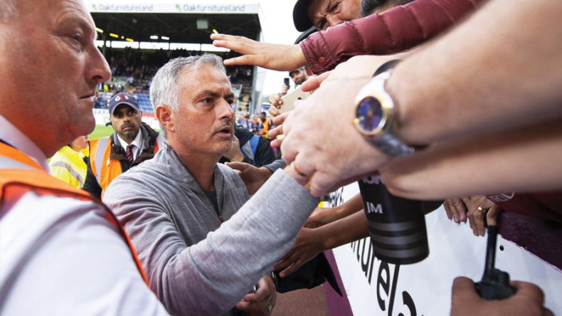 مورينيو يرد على منتقديه ويعلق على تحية الجماهير