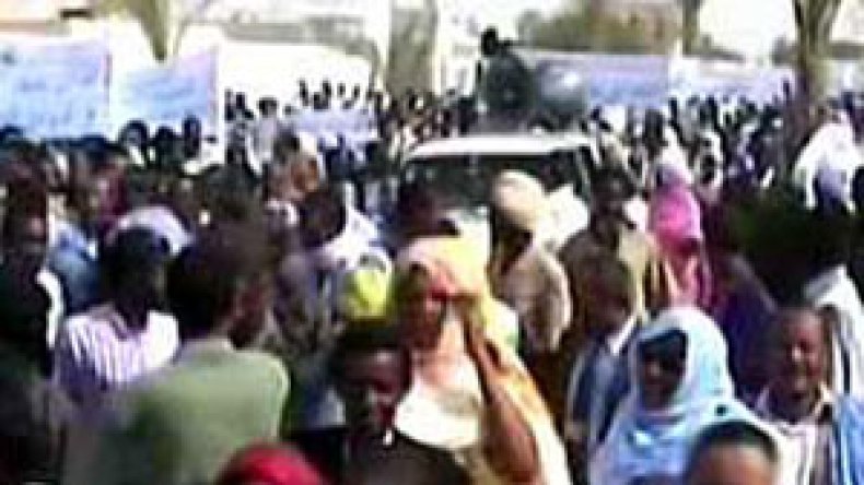 المناوئون للانقلاب يحذرون من بداية دوامة خطيرة